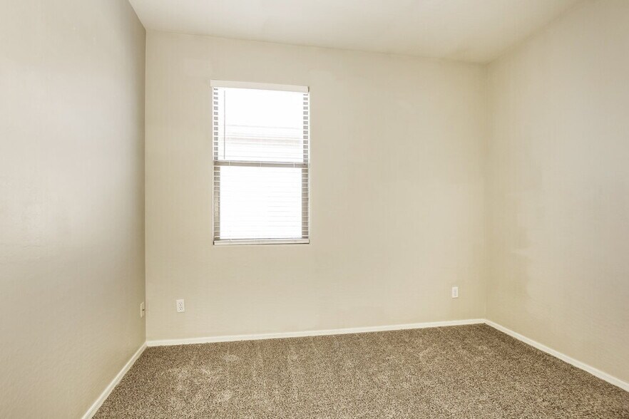 Building Photo - 6920 W Alta Vista Rd