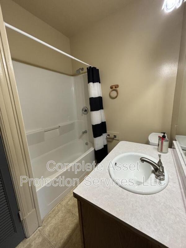 Building Photo - 114 1/2 I St