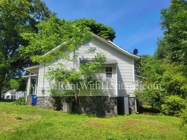 Building Photo - ENJOY THE PRESTIGE OF THIS CHARMING HOME I...