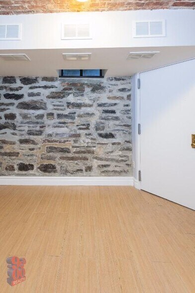 Building Photo - 248 Mott St