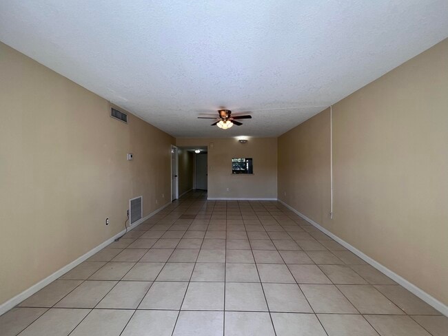 Building Photo - 2050 Oleander Blvd