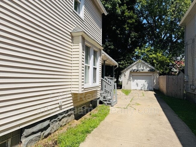 Building Photo - 1209 E 167th St