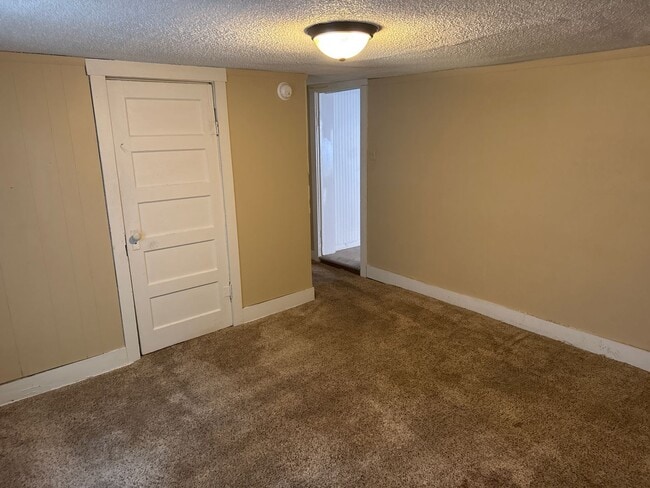 Building Photo - 2 Bedroom 1 Bath House $795! Central Air &...