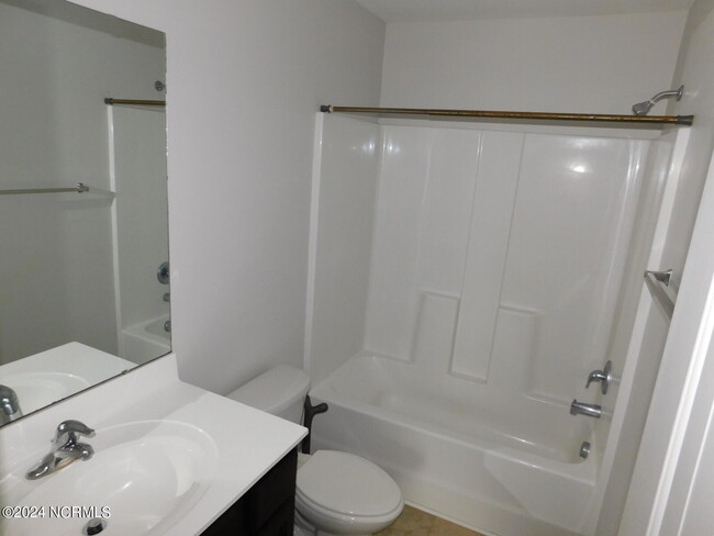 Building Photo - 108 Meadow Way