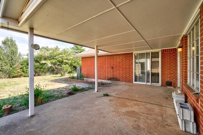 Building Photo - 3 Bed 2 Bath in Midwest City!