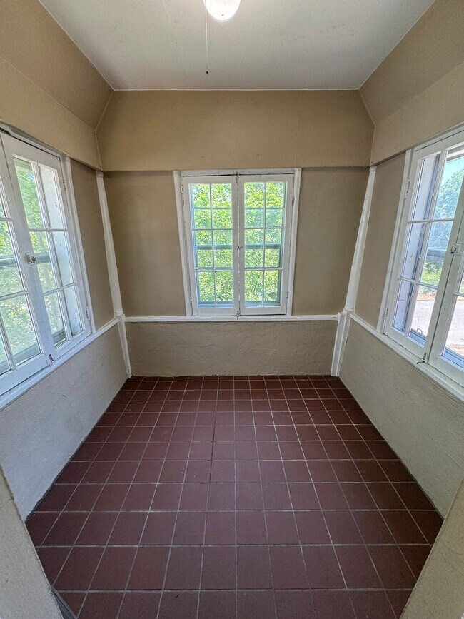 Building Photo - Charming 2 Bed 1.5 Bath in West Wash Park!