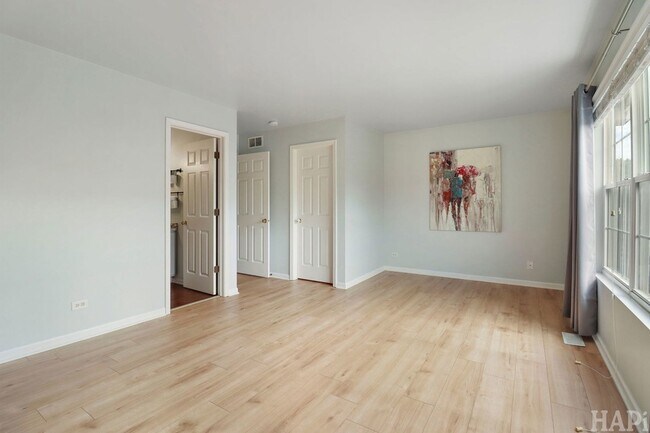Building Photo - 533 N Red Deer Rd