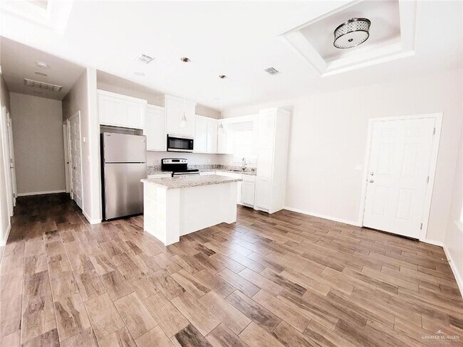 Building Photo - 2017 Canyon Dr