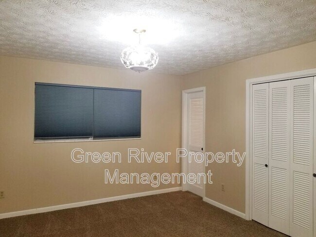 Building Photo - 2758 Oakdale Dr W