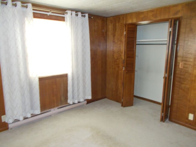 Building Photo - Spacious & Beautifully Maintained 3-Bedroo...