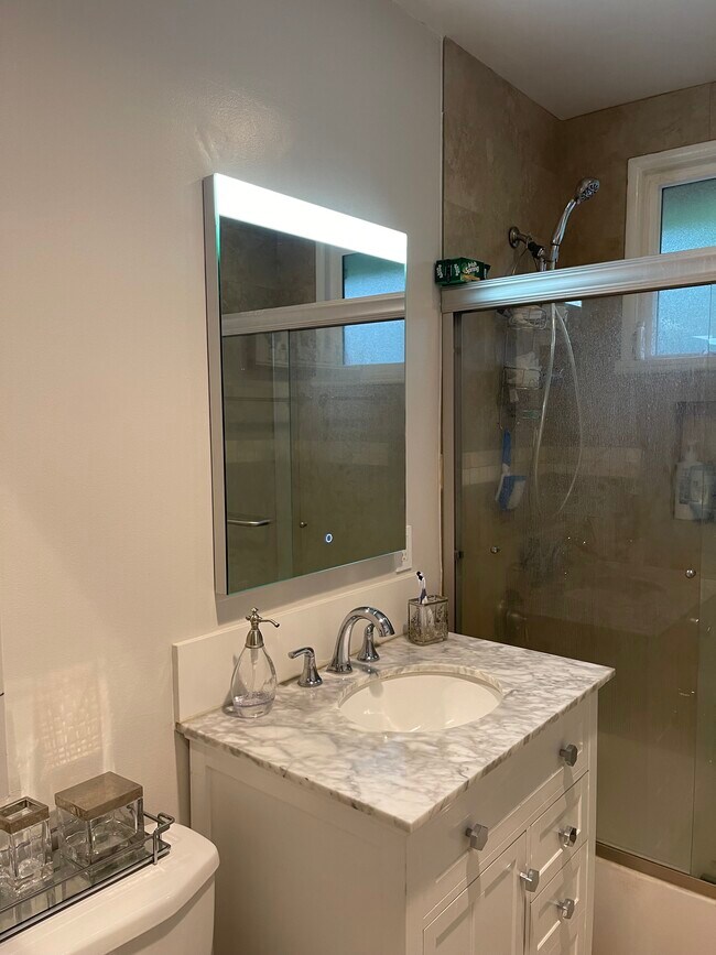 Building Photo - 7236 Oakdale Ave