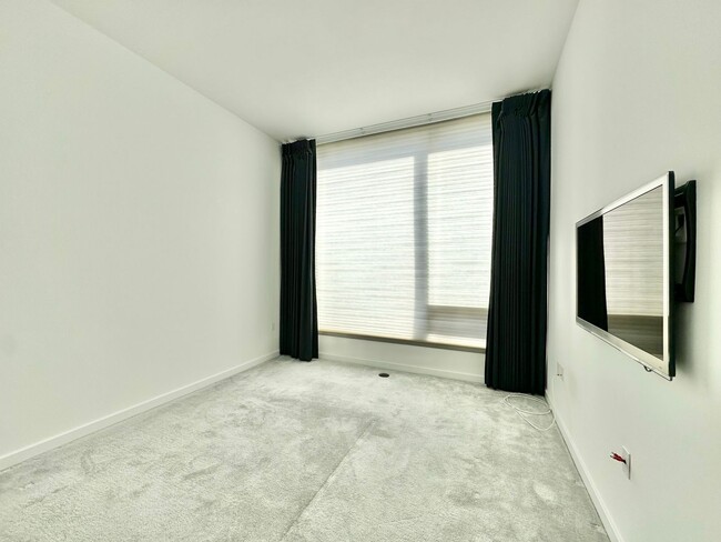 Building Photo - EPIC REA: GORGEOUS 1BD/ 1BA Condo w/ Amazing Views & Fabulous Rooftop