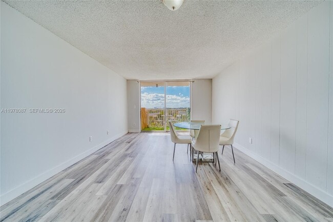 Building Photo - 2000 NE 135th St