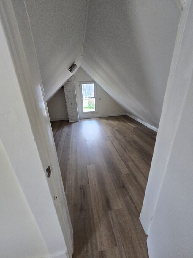Building Photo - 2 BEDROOM SINGLE FAMILY HOME