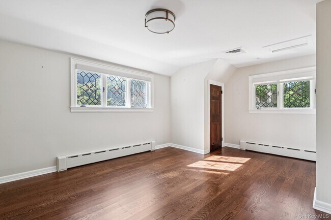 Building Photo - 18 Heights Rd