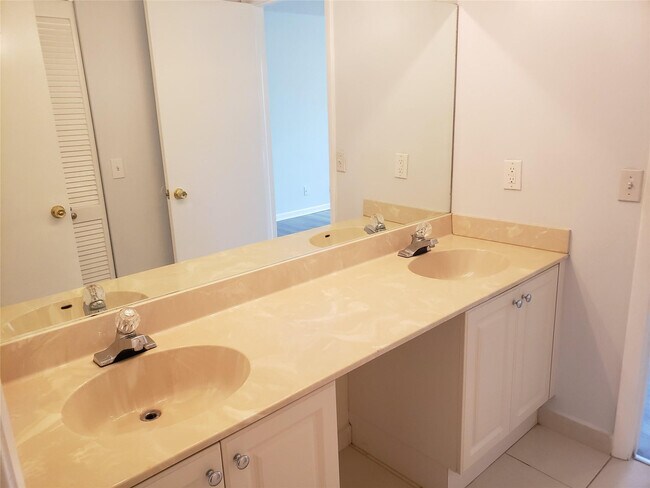 Building Photo - 12252 Royal Palm Blvd