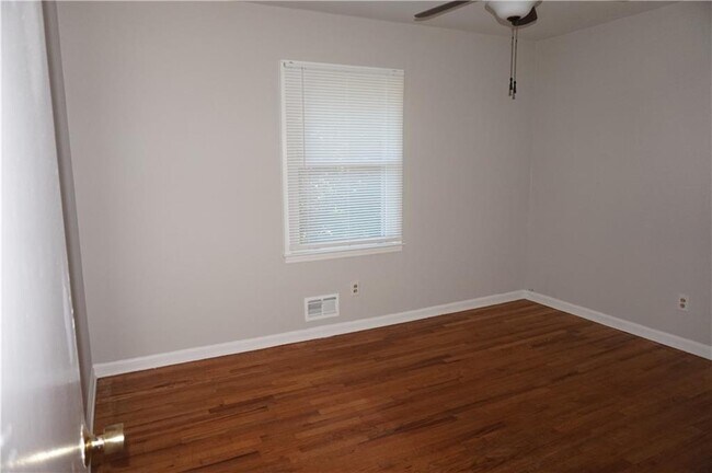 Building Photo - 2477 Creekview Dr SW