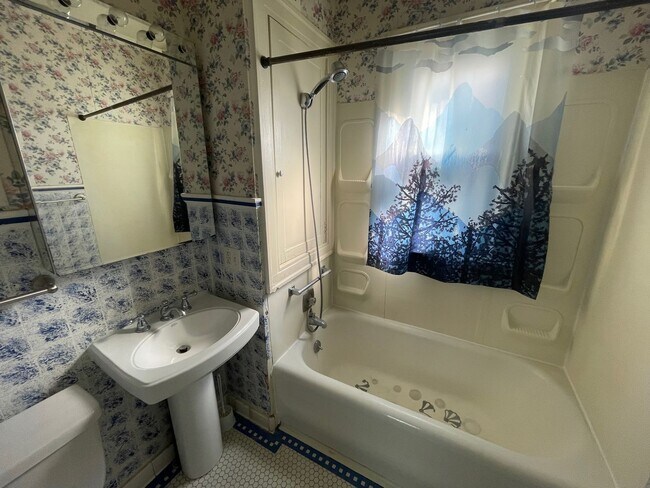 Building Photo - Incredible Lake Views-Spacious 6 Bedroom Home