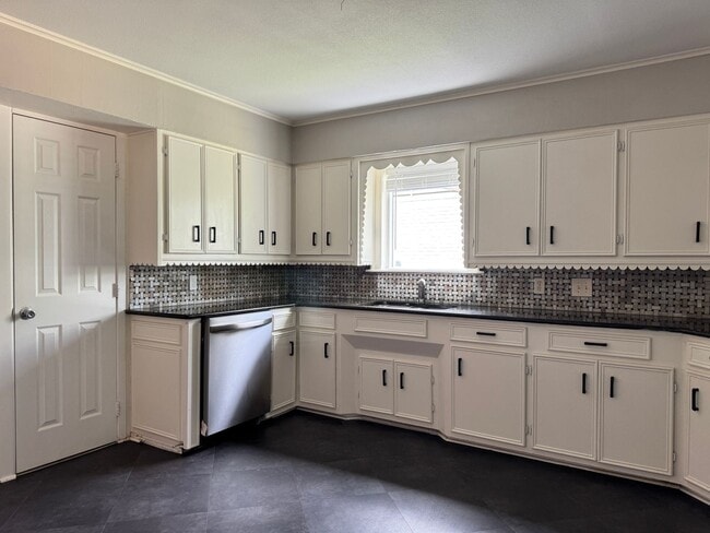 Building Photo - 1206 S Fleishel Ave