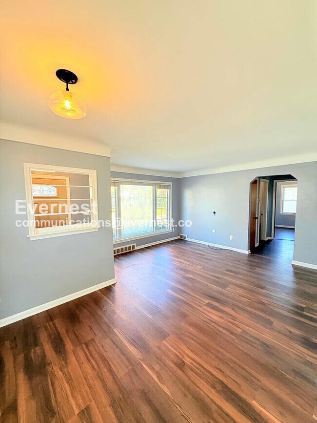 Building Photo - 3 Bed/1 Bath Home with Fenced Yard / Pet-Friendly / Vouchers Accepted / Available Now!