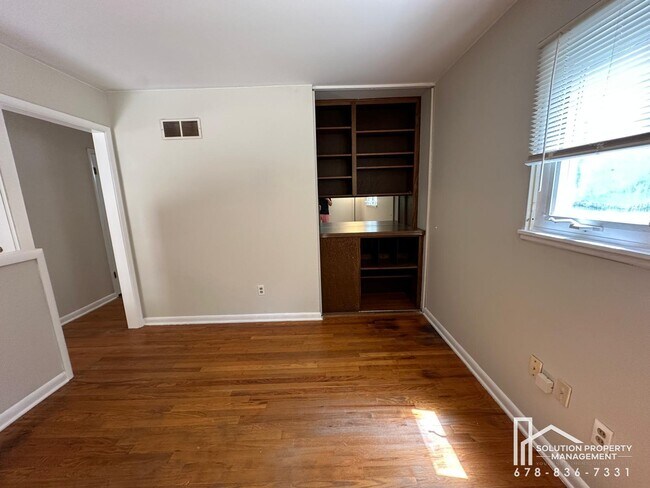 Building Photo - 1323 Hilton Dr