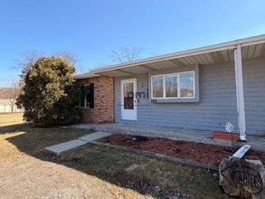 Building Photo - 160 Meadows Cir