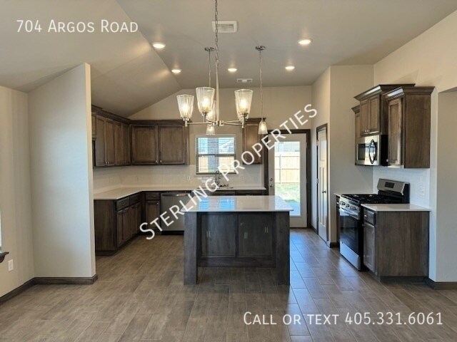 Building Photo - 704 Argos Rd