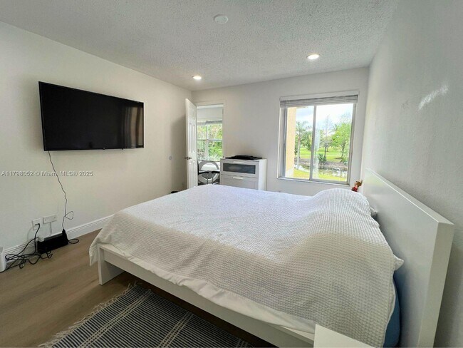 Building Photo - 12870 Vista Isles Dr
