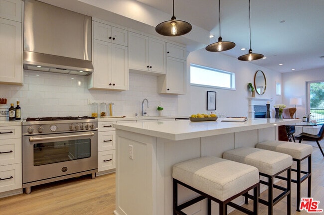 Building Photo - 6018 1/2-6018 1/2 Comey Ave