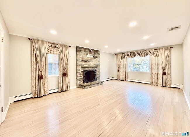 Building Photo - 36 Center Dr