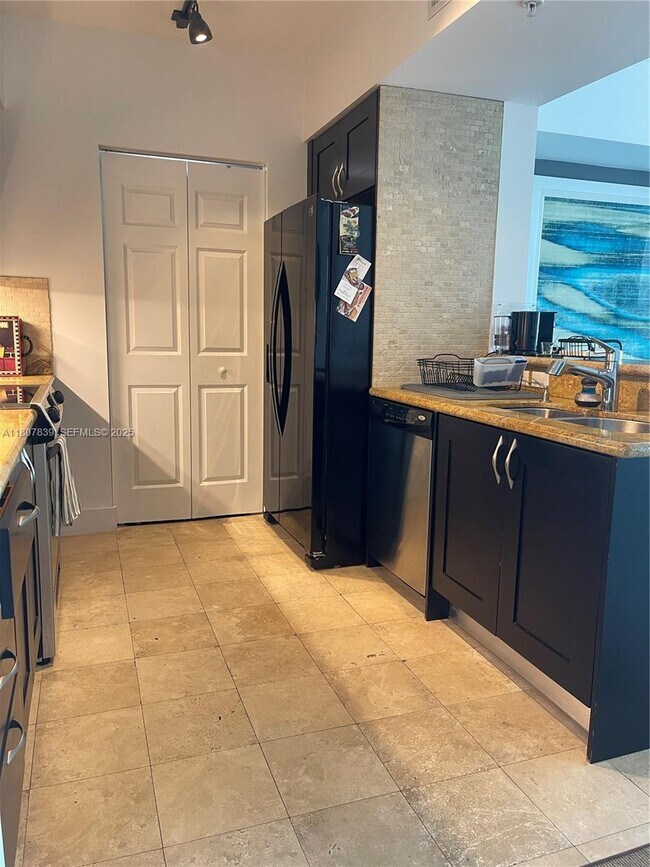 Building Photo - 1755 E Hallandale Beach Blvd