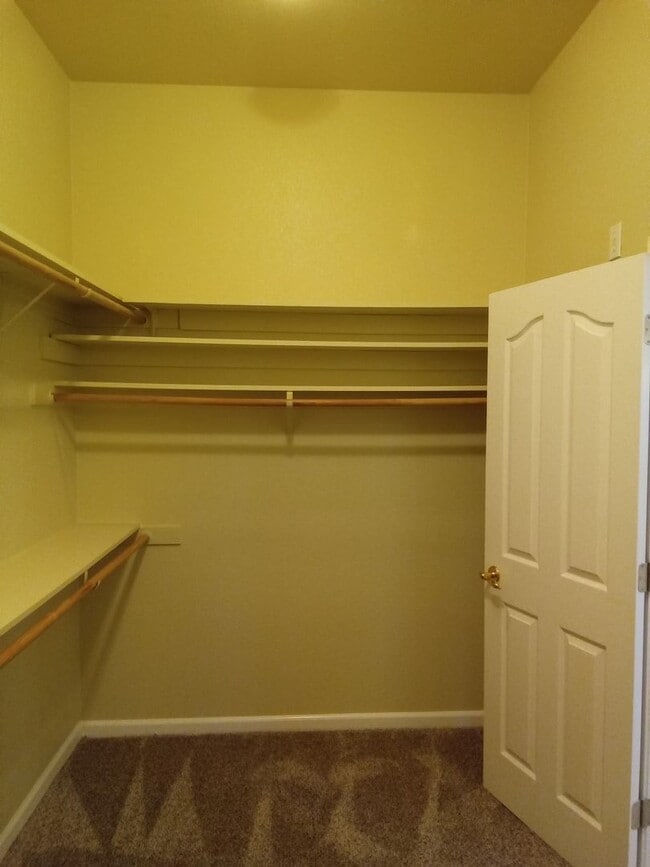 Building Photo - Gated: Single Story Heritage Oaks 3 Bedroom Plus Office/Den 3 Car Garage with lots of built in fo...