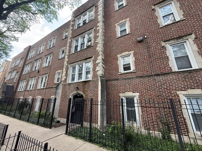Building Photo - 7346 N Damen Ave