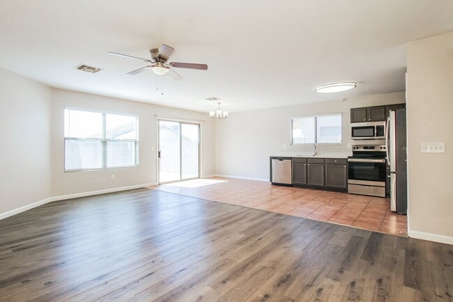 Building Photo - 11621 W Bloomfield Rd