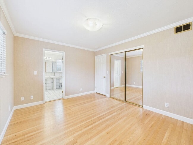 Building Photo - Stunning Turnkey Home in Cambrian!