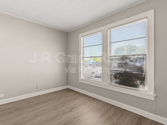 Building Photo - 1801 Reuter Ave