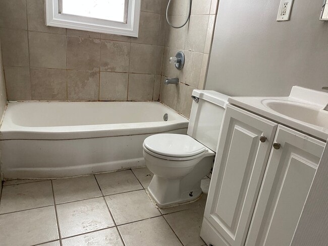 Building Photo - 3  Bedroom Home In Roseville