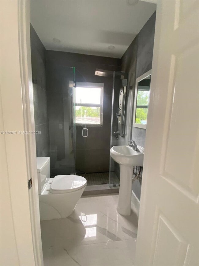 Building Photo - 1015 S 17th Ave