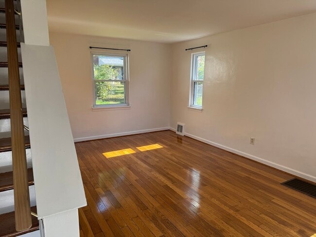 Building Photo - Completely Updated, Open , Quiet House in Oakmont!