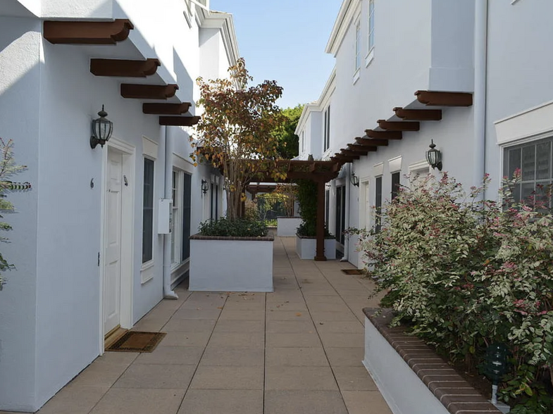 Building Courtyard - 1144 Yale St