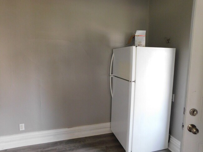 Building Photo - Spacious 1 Bedroom Apartment in Great Location