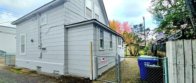 Building Photo - 2 story, 3bed/1bath Georgetown Gem