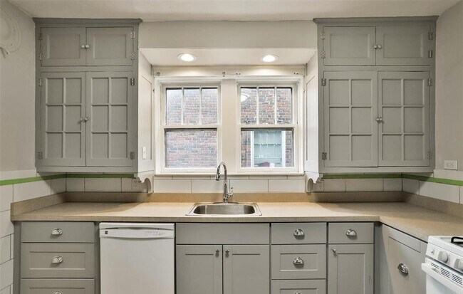Building Photo - 7125 Dartmouth Ave
