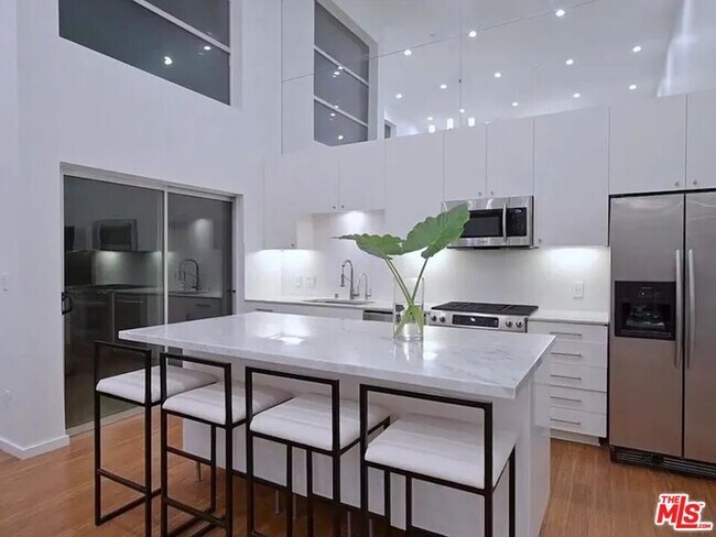 Building Photo - 7062 Hawthorn Ave