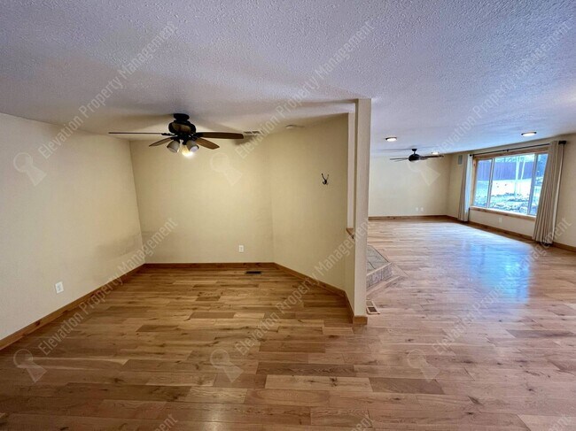 Building Photo - Inviting single-level home in forested SW Bend neighborhood