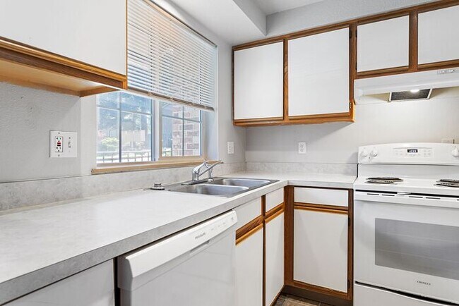 Building Photo - Large 2 bed 1.5bath townhouse with Garage! 1 Month Free on a 13 month lease!