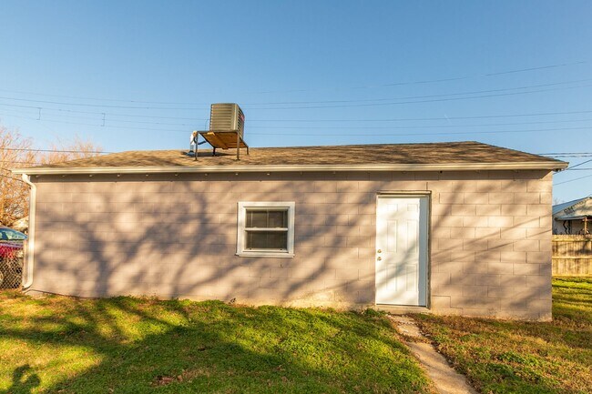 Building Photo - N Lewis Pl Triplex
