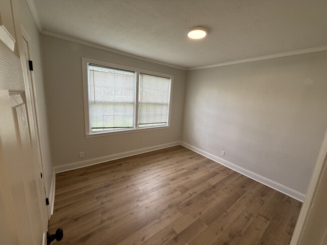 Building Photo - 2204 Redfern Rd