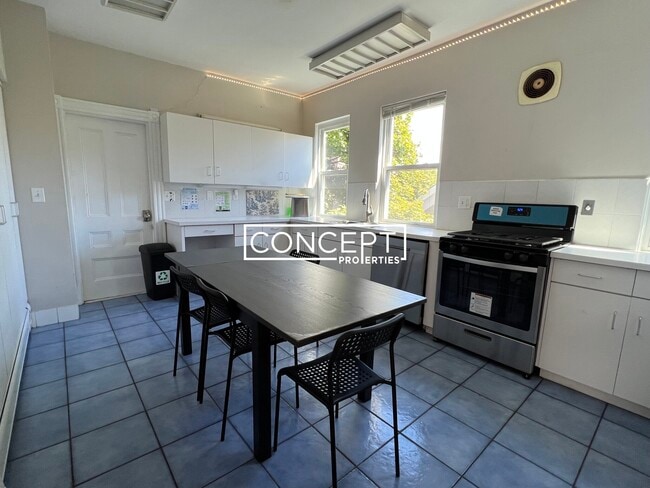 Building Photo - 1000A Memorial Dr. Unit 2B