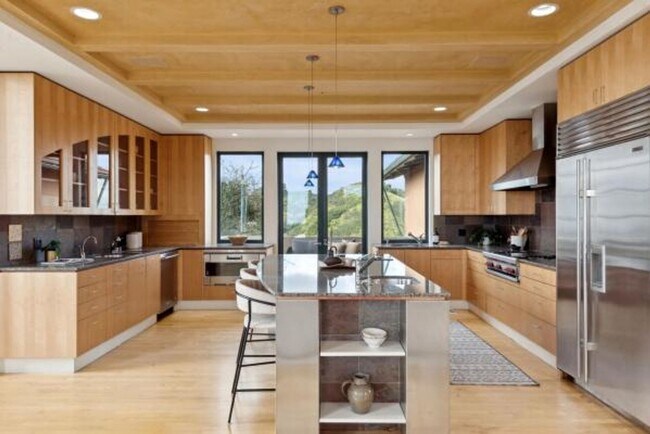 Building Photo - Luxury Living Above The Bay -- Iconic views!